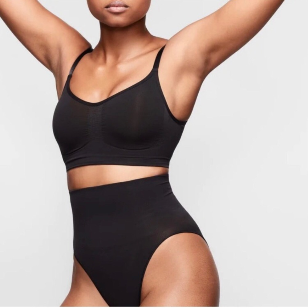 SKIMS Sculpting bra, color-onyx, size L/XL, NWOT